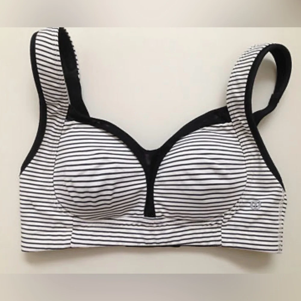🎉3 for $50 🎉Lululemon Athletica Black and White Striped Sports Bra